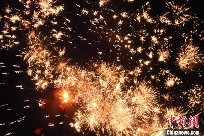 灼熱的鐵水在空中迸散。在空中形成“鐵花火雨”的景象，似天女散花，似群星漫天，如夢(mèng)如幻，美不勝收。侯奇志 攝</p>
<p>
