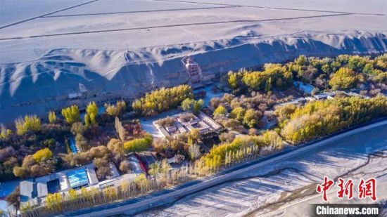 2022年11月，航拍深秋季節(jié)的莫高窟?！　⊥醣筱y 攝