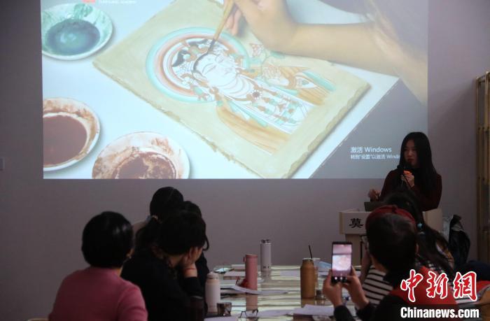 2023年2月，在敦煌研究院莫高學(xué)堂，研學(xué)導(dǎo)師給學(xué)員講授敦煌壁畫(huà)臨摹技法。　　張曉亮 攝