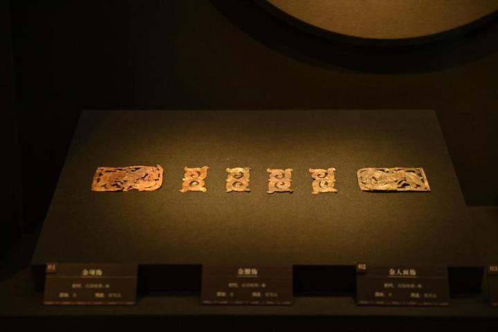 張家川縣馬家塬車輿博物館展陳的馬家塬遺址出土的金項飾、金腰飾、金人畫飾等。李亞龍 攝　　