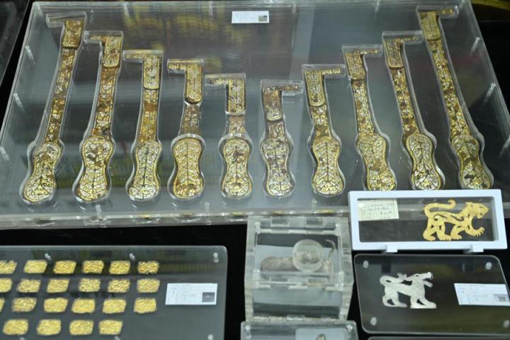 張家川馬家塬出土的金帶飾、大角羊、人形鉛俑及狼形銀車輿飾等文物。