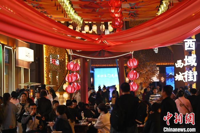 圖為街區(qū)現(xiàn)場游客絡(luò)繹不絕。李亞龍 攝</p>
<p>