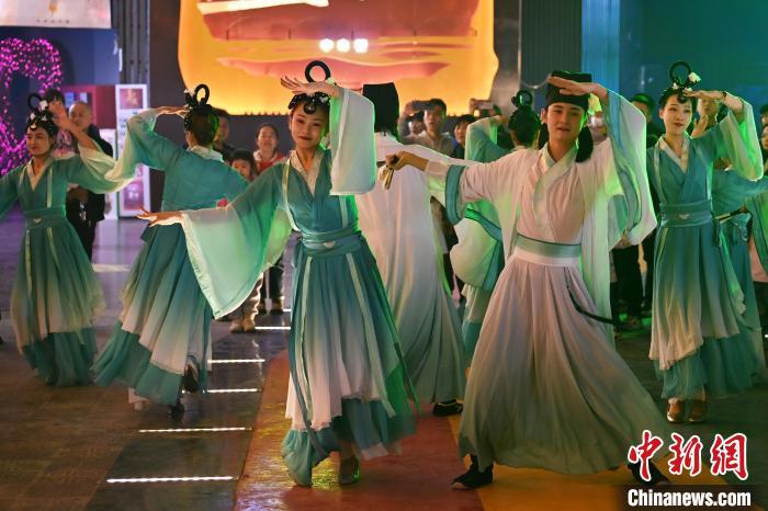 圖為工作人員進行舞蹈表演。李亞龍 攝</p>
<p>