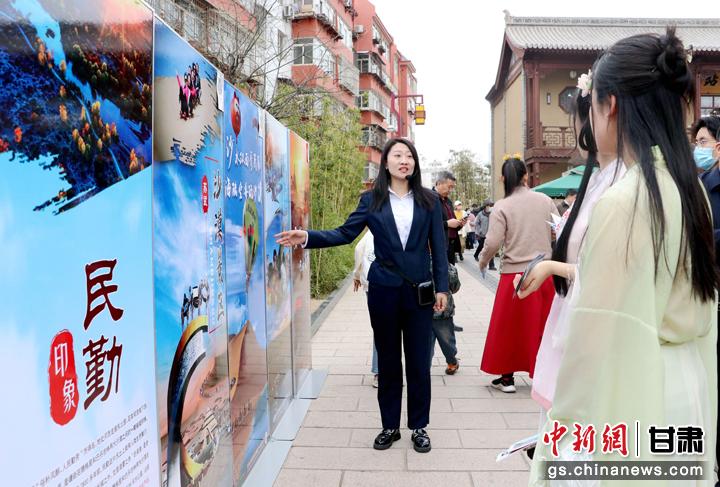 3月下旬，民勤縣在天水啟漢樓廣場(chǎng)舉行推介會(huì)，宣傳本地旅游資源和農(nóng)特優(yōu)產(chǎn)品。圖為工作人員向游客介紹民勤自然風(fēng)光、歷史文化。馬愛彬 攝