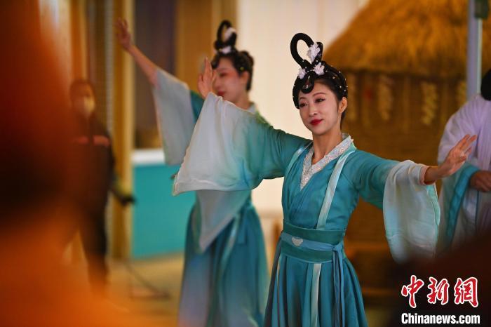 圖為工作人員進行舞蹈表演。李亞龍 攝</p><p>