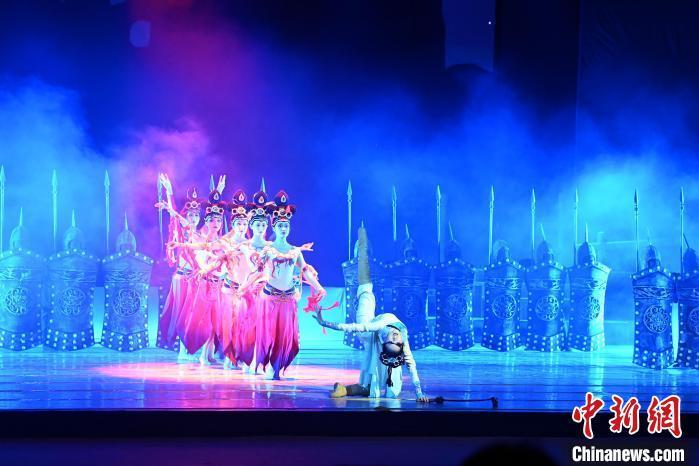 2023年2月18日，蘭州歌舞劇院創(chuàng)排的大型舞劇《大夢敦煌》。　　九美旦增 攝