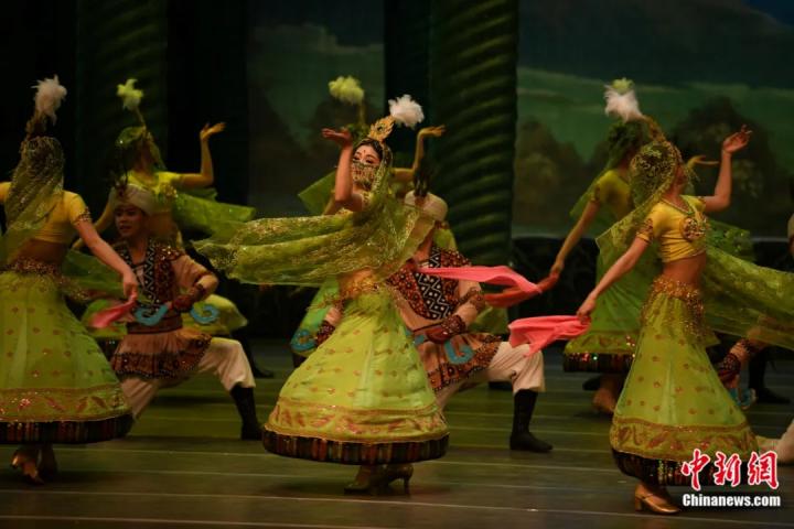 2024年2月23日晚，中國經(jīng)典舞劇《絲路花雨》在甘肅蘭州演出恭賀新春。李亞龍 攝