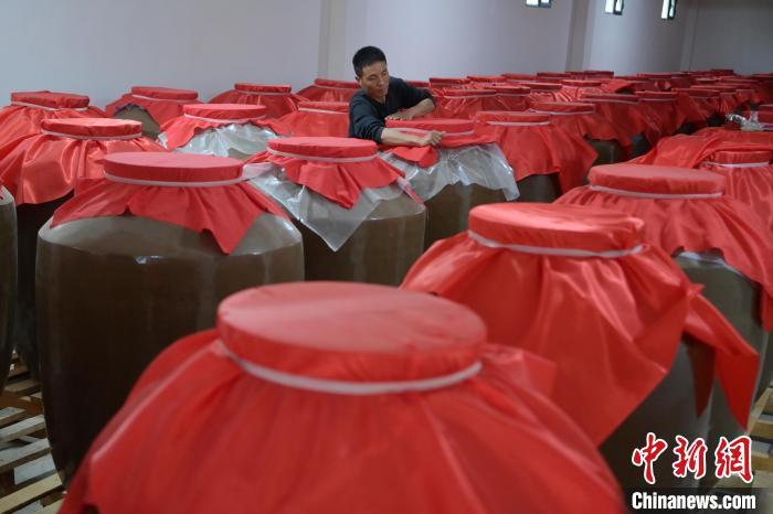 圖為5月10日，工作人員在儲(chǔ)酒庫(kù)檢查酒缸密封性。九美旦增　攝