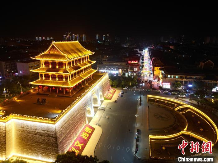 圖為武威市標(biāo)志性建筑涼州古城門(mén)燈光亮起。(無(wú)人機(jī)照片) 　戴文昌 攝</p><p>