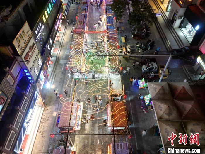 圖為明清街夜市燈光點(diǎn)亮具有武威文化元素的“銅奔馬”彩燈。(無(wú)人機(jī)照片) 　戴文昌 攝</p><p>