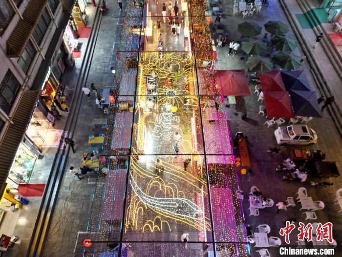 圖為明清街夜市燈光點(diǎn)亮具有武威文化元素的“天梯山石窟”彩燈。(無(wú)人機(jī)照片) 　戴文昌 攝</p><p>