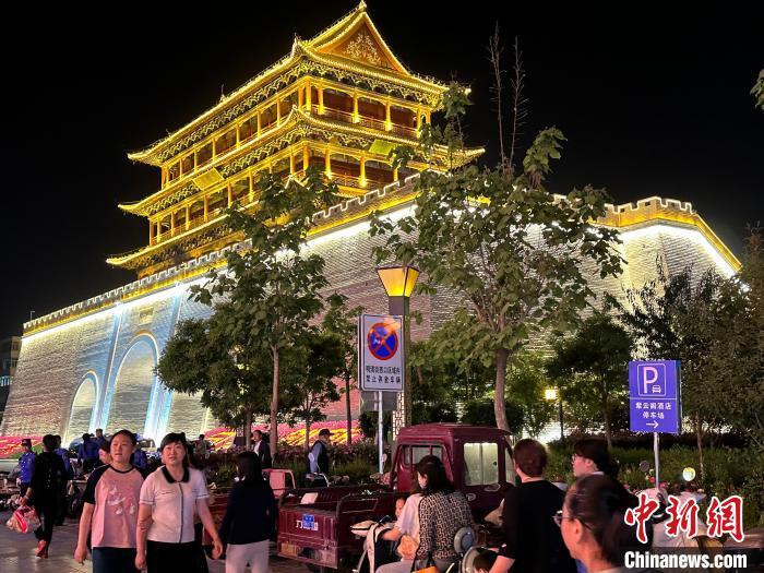 圖為夜幕降臨，涼州古城門(mén)燈光亮起。　戴文昌 攝