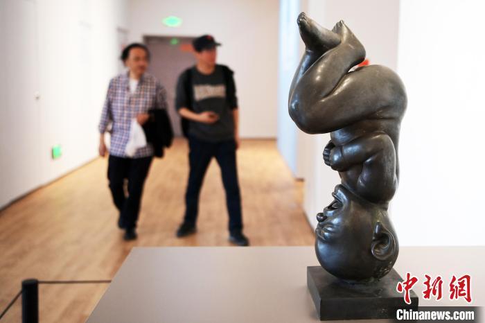 5月21日，觀眾參觀“絲路印跡”雕塑藝術(shù)作品展展出的雕塑作品。九美旦增 攝</p>
<p>