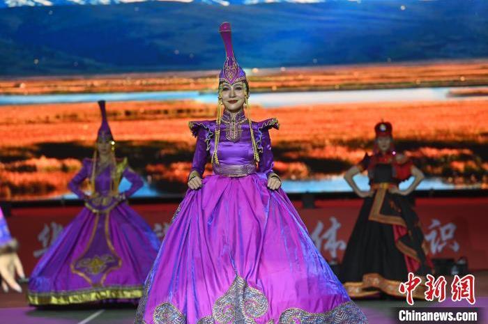 圖為開幕式現(xiàn)場(chǎng)蒙古族服飾秀。李亞龍 攝</p>
<p>