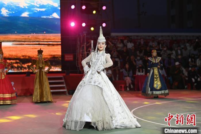 圖為開幕式現(xiàn)場(chǎng)蒙古族服飾秀。李亞龍 攝</p>
<p>