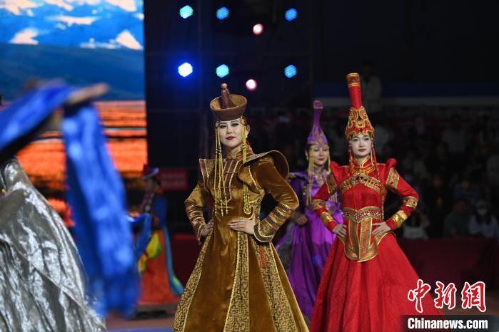圖為開幕式現(xiàn)場(chǎng)蒙古族服飾秀。李亞龍 攝</p>
<p>