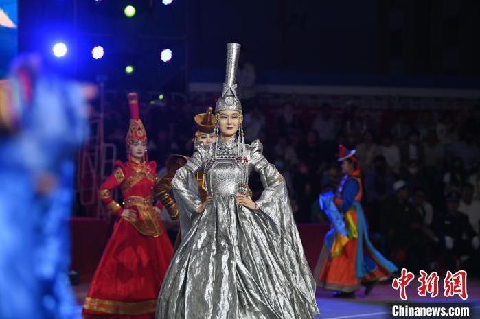 圖為開幕式現(xiàn)場(chǎng)蒙古族服飾秀。李亞龍 攝</p>
<p>