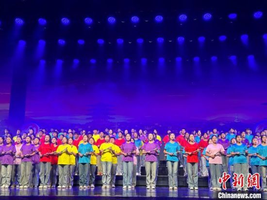 5月28日晚，“詩(shī)意甘肅·絲路長(zhǎng)風(fēng)三千里”——月出涼州·武威詩(shī)會(huì)在甘肅省武威市漢唐天馬城舉行。楊娜 攝