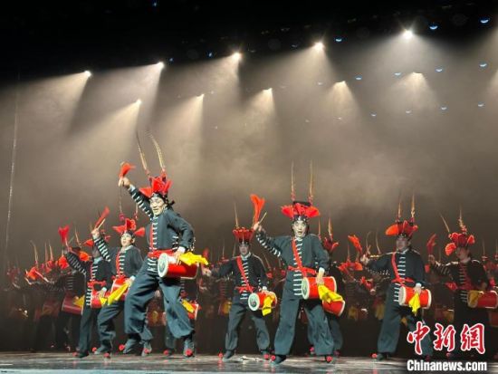 圖為涼州攻鼓子表演。楊娜 攝