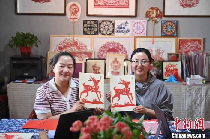 6月6日，在甘肅敦煌青年夜校課程中，青年學(xué)員展示學(xué)習(xí)敦煌非遺剪紙的成果。李亞龍 攝　　