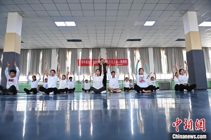 6月6日，在甘肅敦煌青年夜校課程中，青年學(xué)員學(xué)習(xí)敦煌舞課程。李亞龍 攝　　