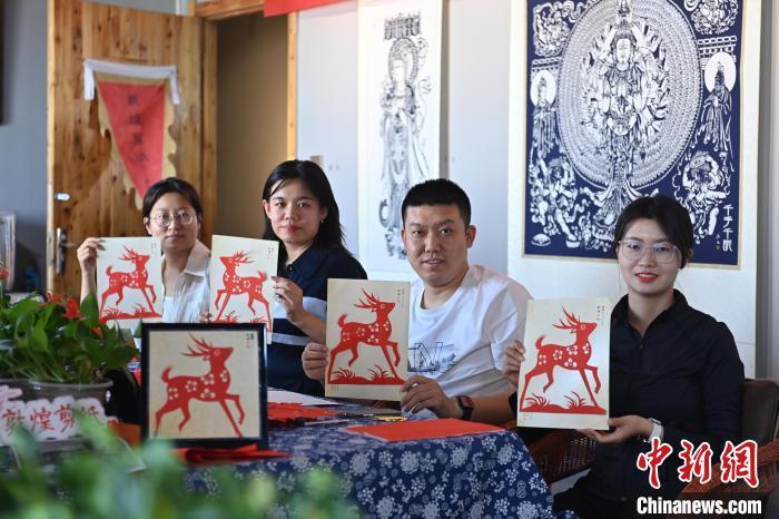 6月6日，在甘肅敦煌青年夜校課程中，青年學(xué)員展示學(xué)習(xí)敦煌非遺剪紙的成果。李亞龍 攝　　
