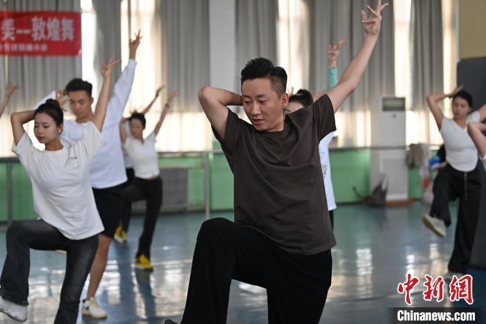 6月6日，在甘肅敦煌青年夜校課程中，青年學(xué)員學(xué)習(xí)敦煌舞課程。李亞龍 攝　　