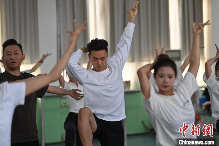 6月6日，在甘肅敦煌青年夜校課程中，青年學(xué)員學(xué)習(xí)敦煌舞課程。李亞龍 攝　　