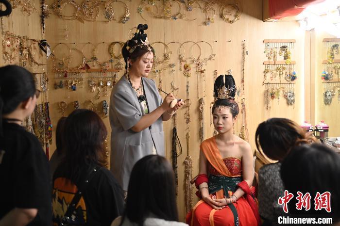 6月6日，在甘肅敦煌青年夜校課程中，青年學(xué)員學(xué)習(xí)敦煌美妝課程。李亞龍 攝