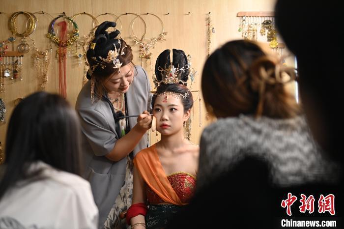 6月6日，在甘肅敦煌青年夜校課程中，青年學(xué)員學(xué)習(xí)敦煌美妝課程。李亞龍 攝　　