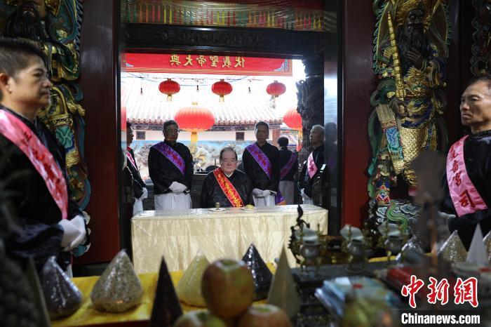 6月21日，“2024(甲辰年)兩岸共祭人文始祖伏羲典禮”在臺灣新北舉行。擔任主祭官的先嗇宮董事長、中國國民黨前秘書長李乾龍(中)出席典禮并擔任主祭官。中新社記者 張曉曦 攝