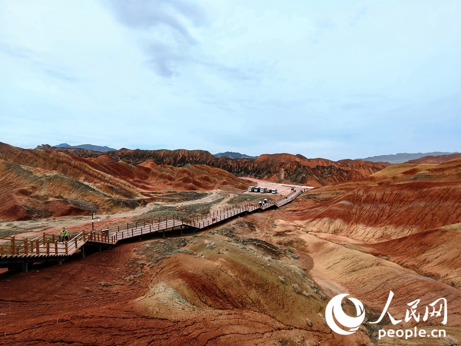  雨后的七彩丹霞，顏色格外艷麗。人民網 黃津曉虎攝