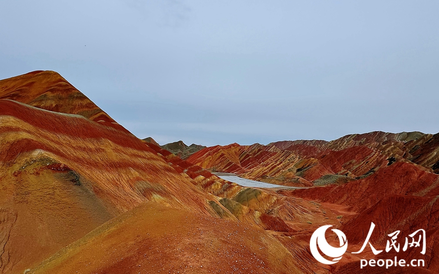 雨后的七彩丹霞，顏色格外艷麗。人民網記者 徐冬兒攝