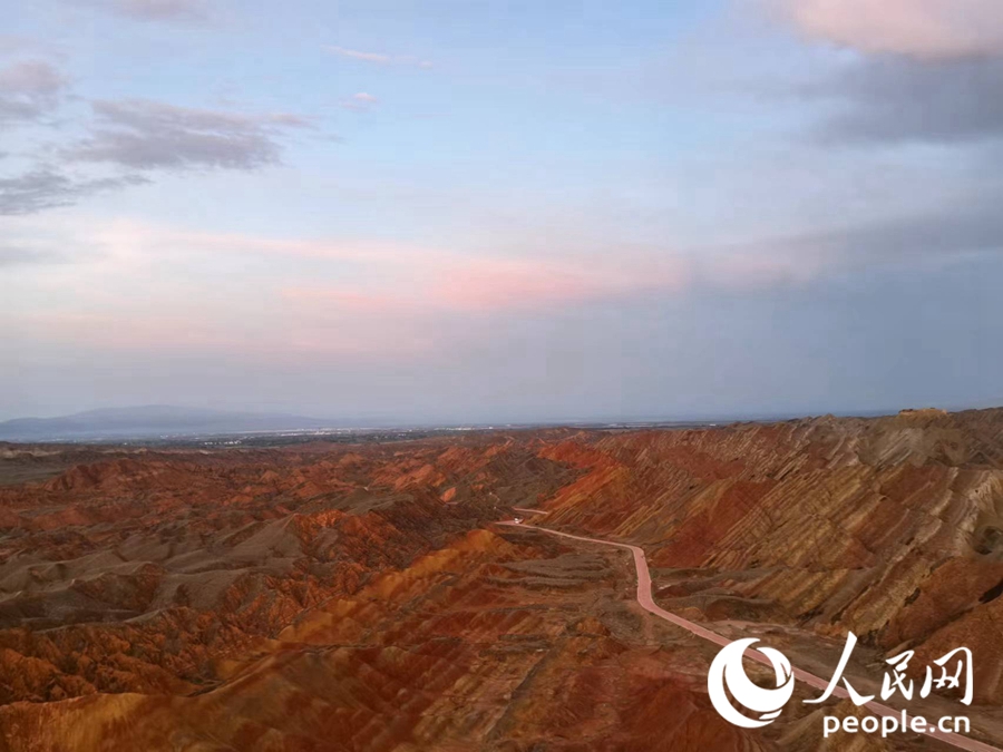 日落時分，余暉與丹霞交相輝映。人民網記者 唐嘉藝攝