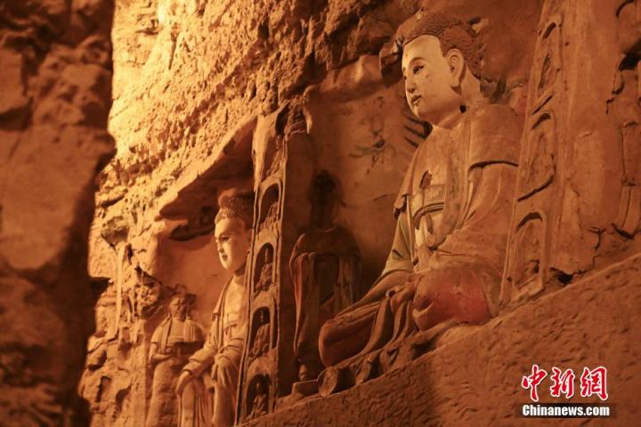 7月15日，甘肅省平涼市涇川縣百里石窟長廊中的王母宮石窟造像。百里石窟長廊位于涇川縣境內，由512個石窟、5眼窟中石井組成，現存王母宮石窟、鳳凰山石窟、南石窟寺、丈八寺石窟、羅漢洞石窟、太山寺石窟等規(guī)模較大的石窟群，還有數量眾多的小石窟群。王母宮石窟又名千佛洞，該窟設計宏大，造像生動，窟內擁有造像數百尊，是較為珍貴的佛教文化歷史遺存。中新社記者 李亞龍 攝</p>
<p>