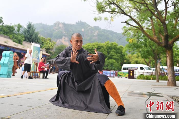 7月14日，甘肅省平?jīng)鍪嗅轻忌骄皡^(qū)內(nèi)，嵩山少林弟子展示武藝。7月13日至14日，“2024年北京體育大學(xué)第十五屆國際武術(shù)比賽交流大會(huì)暨首屆崆峒山國際武術(shù)大會(huì)”舉行，大會(huì)也在崆峒山景區(qū)進(jìn)行問道崆峒、武術(shù)高級(jí)研修班、崆峒拜師等系列活動(dòng)。中新社記者 李亞龍 攝</p>
<p>