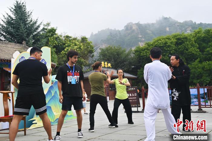 7月14日，甘肅省平?jīng)鍪嗅轻忌骄皡^(qū)內(nèi)，外籍武術(shù)愛好者學(xué)習(xí)崆峒派武術(shù)。7月13日至14日，“2024年北京體育大學(xué)第十五屆國際武術(shù)比賽交流大會(huì)暨首屆崆峒山國際武術(shù)大會(huì)”舉行，大會(huì)也在崆峒山景區(qū)進(jìn)行問道崆峒、武術(shù)高級(jí)研修班、崆峒拜師等系列活動(dòng)。中新社記者 李亞龍 攝</p>
<p>