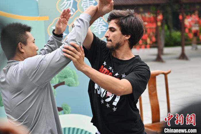 7月14日，甘肅省平?jīng)鍪嗅轻忌骄皡^(qū)內(nèi)，外籍武術(shù)愛好者(右)進(jìn)行忽雷太極拳切磋。7月13日至14日，“2024年北京體育大學(xué)第十五屆國際武術(shù)比賽交流大會(huì)暨首屆崆峒山國際武術(shù)大會(huì)”舉行，大會(huì)也在崆峒山景區(qū)進(jìn)行問道崆峒、武術(shù)高級(jí)研修班、崆峒拜師等系列活動(dòng)。中新社記者 李亞龍 攝</p>
<p>
