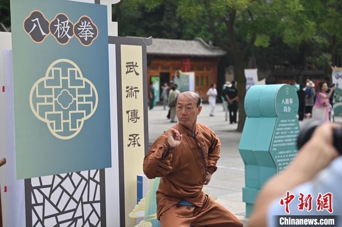 7月14日，甘肅省平?jīng)鍪嗅轻忌骄皡^(qū)內(nèi)，八極拳傳承人展示八極拳。7月13日至14日，“2024年北京體育大學(xué)第十五屆國際武術(shù)比賽交流大會(huì)暨首屆崆峒山國際武術(shù)大會(huì)”舉行，大會(huì)也在崆峒山景區(qū)進(jìn)行問道崆峒、武術(shù)高級(jí)研修班、崆峒拜師等系列活動(dòng)。中新社記者 李亞龍 攝</p>
<p>
