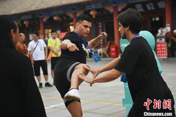 7月14日，甘肅省平?jīng)鍪嗅轻忌骄皡^(qū)內(nèi)，外籍武術(shù)愛好者切磋武藝。7月13日至14日，“2024年北京體育大學(xué)第十五屆國際武術(shù)比賽交流大會(huì)暨首屆崆峒山國際武術(shù)大會(huì)”舉行，大會(huì)也在崆峒山景區(qū)進(jìn)行問道崆峒、武術(shù)高級(jí)研修班、崆峒拜師等系列活動(dòng)。中新社記者 李亞龍 攝