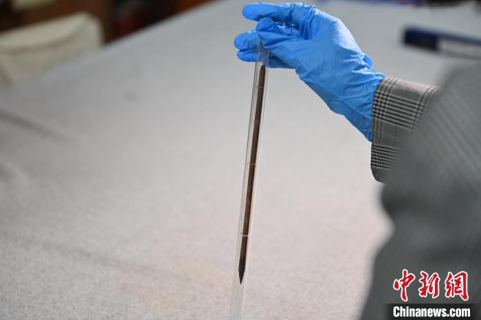 2024年5月7日，甘肅省博物館館藏國(guó)寶級(jí)文物“白馬作”毛筆。李亞龍　攝