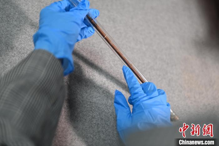 2024年5月7日，拍攝的甘肅省博物館館藏國(guó)寶級(jí)文物“白馬作”毛筆。李亞龍　攝