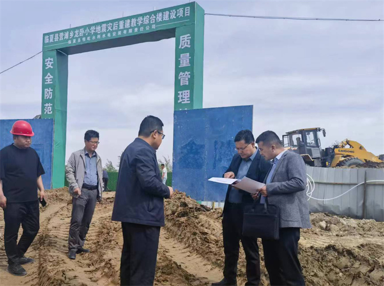 州紀委監(jiān)委督查組在臨夏縣營灘鄉(xiāng)龍臥小學災后重建教學綜合樓建設項目施工現(xiàn)場開展督導檢查。.jpg