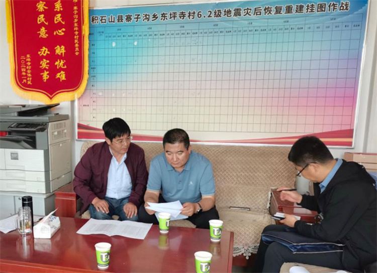 州縣紀委監(jiān)委機關聯(lián)合督查組對下沉干部 、駐村干部 、包村組長、村干部 “四級”干部履職到崗情況，以及工作日志和民情臺賬、訴求臺賬進行日常監(jiān)督檢查，壓實工作責任。.jpg