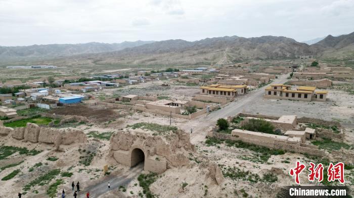 7月13日，位于山丹漢明長城遺址里的硤口古城。(無人機(jī)圖片) 　九美旦增 攝