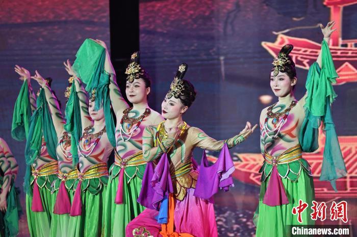 7月19日晚，第五屆黃河之濱文藝展演在蘭州體育文化廣場開幕。圖為開幕式演出敦煌舞蹈。張曦予 攝