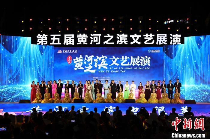 7月19日晚，第五屆黃河之濱文藝展演在蘭州體育文化廣場開幕。張曦予 攝