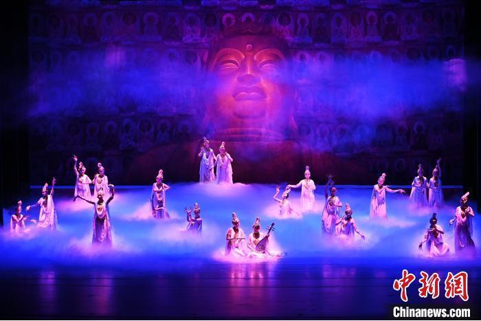 7月18日晚，中國經(jīng)典舞劇《絲路花雨》在甘肅蘭州黃河劇院進(jìn)行演出。中國經(jīng)典舞劇《絲路花雨》迎來45周年，7月17日-8月4日在蘭州開啟為期多天的駐場演出。該舞劇取材于敦煌莫高窟壁畫，集中國霓裳羽衣舞、敦煌舞、印度舞、黑巾舞、波斯馬鈴舞等于一身，自1979年演出至今，該劇先后在40多個國家和地區(qū)演出近4000場，觀眾550多萬人次。中新社記者 李亞龍 攝</p>
<p>