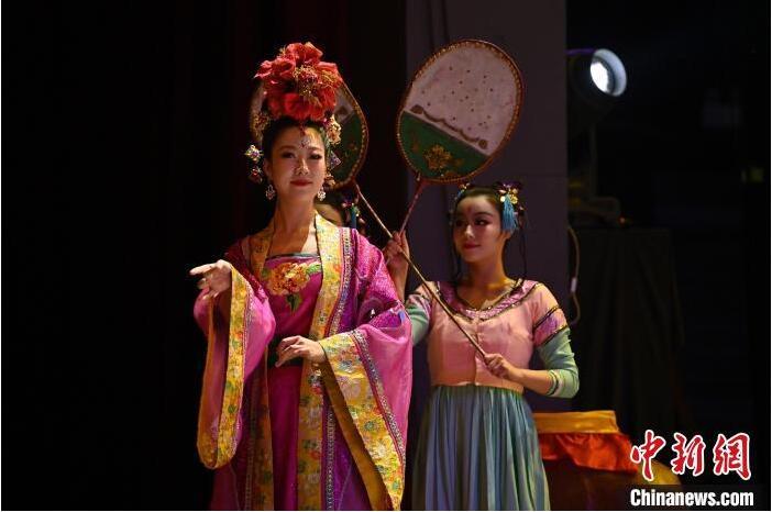 7月18日晚，中國經(jīng)典舞劇《絲路花雨》在甘肅蘭州黃河劇院進(jìn)行演出。中國經(jīng)典舞劇《絲路花雨》迎來45周年，7月17日-8月4日在蘭州開啟為期多天的駐場演出。該舞劇取材于敦煌莫高窟壁畫，集中國霓裳羽衣舞、敦煌舞、印度舞、黑巾舞、波斯馬鈴舞等于一身，自1979年演出至今，該劇先后在40多個國家和地區(qū)演出近4000場，觀眾550多萬人次。中新社記者 李亞龍 攝</p>
<p>