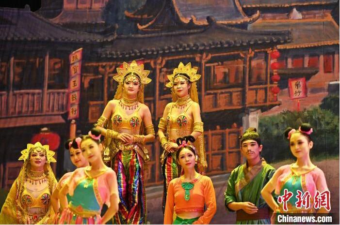 7月18日晚，中國經(jīng)典舞劇《絲路花雨》在甘肅蘭州黃河劇院進(jìn)行演出。中國經(jīng)典舞劇《絲路花雨》迎來45周年，7月17日-8月4日在蘭州開啟為期多天的駐場演出。該舞劇取材于敦煌莫高窟壁畫，集中國霓裳羽衣舞、敦煌舞、印度舞、黑巾舞、波斯馬鈴舞等于一身，自1979年演出至今，該劇先后在40多個國家和地區(qū)演出近4000場，觀眾550多萬人次。中新社記者 李亞龍 攝</p>
<p>